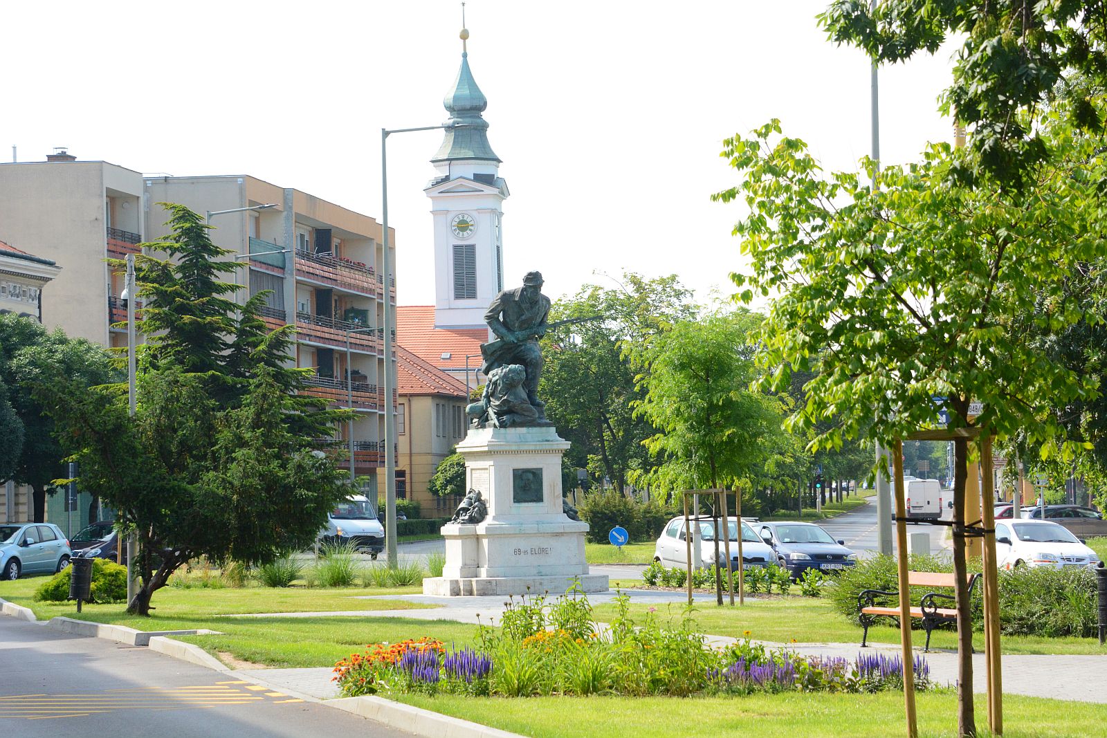 Virágba borult az egy éve felújított Vörösmarty tér